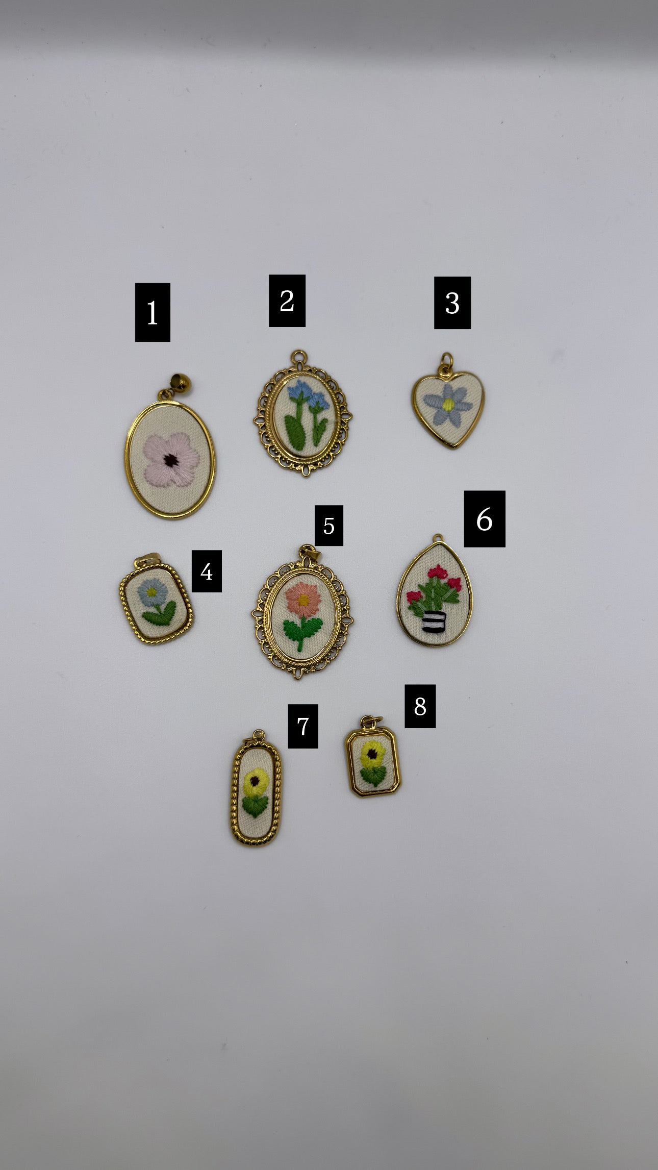 Charms ricamati