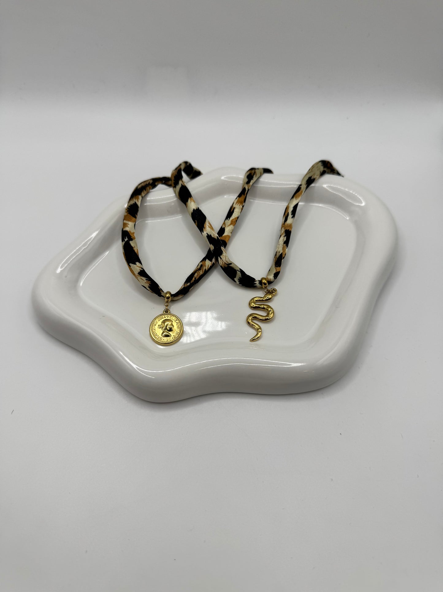 Collana maculata con charm