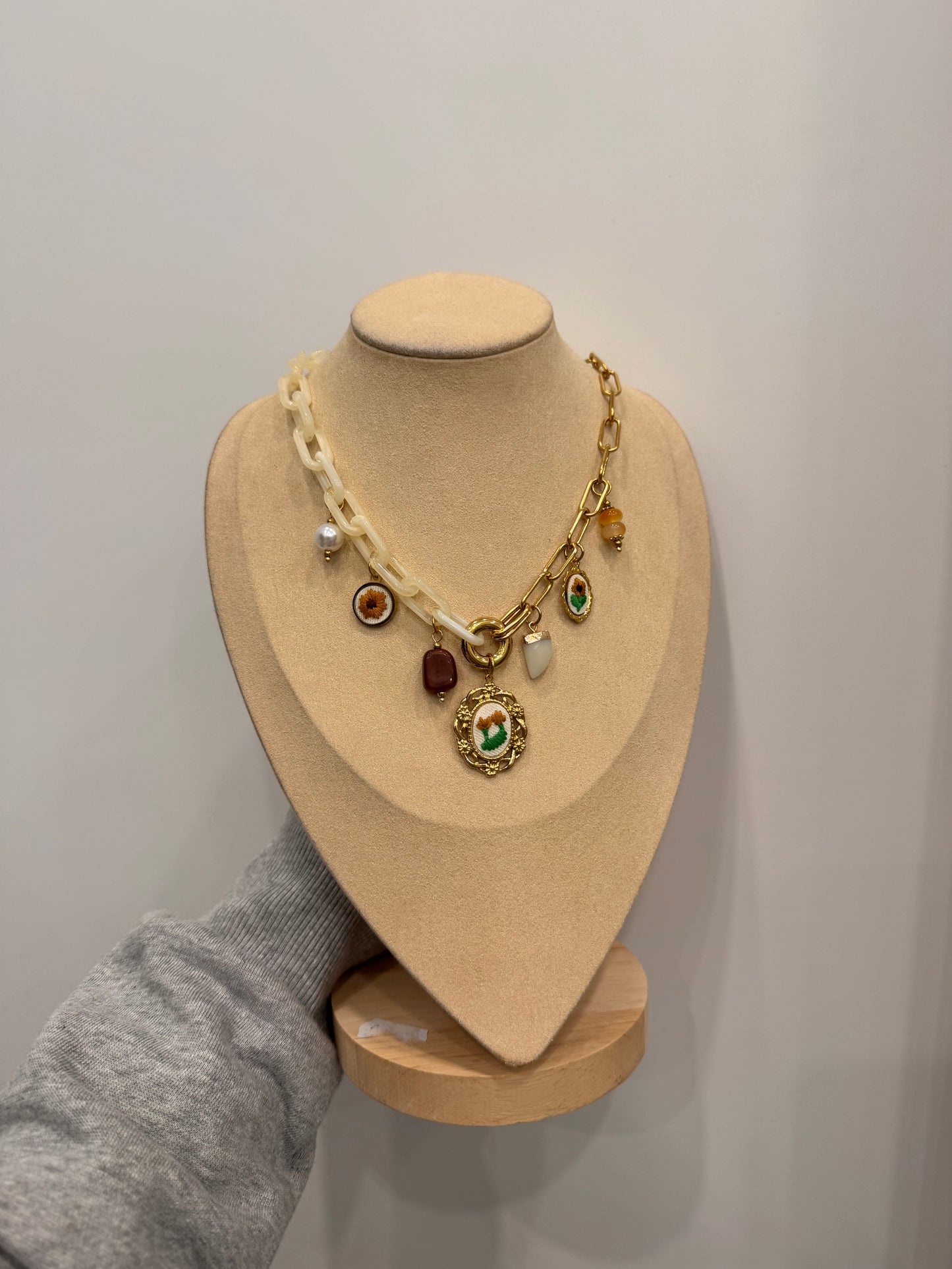 Collana charms ricamo
