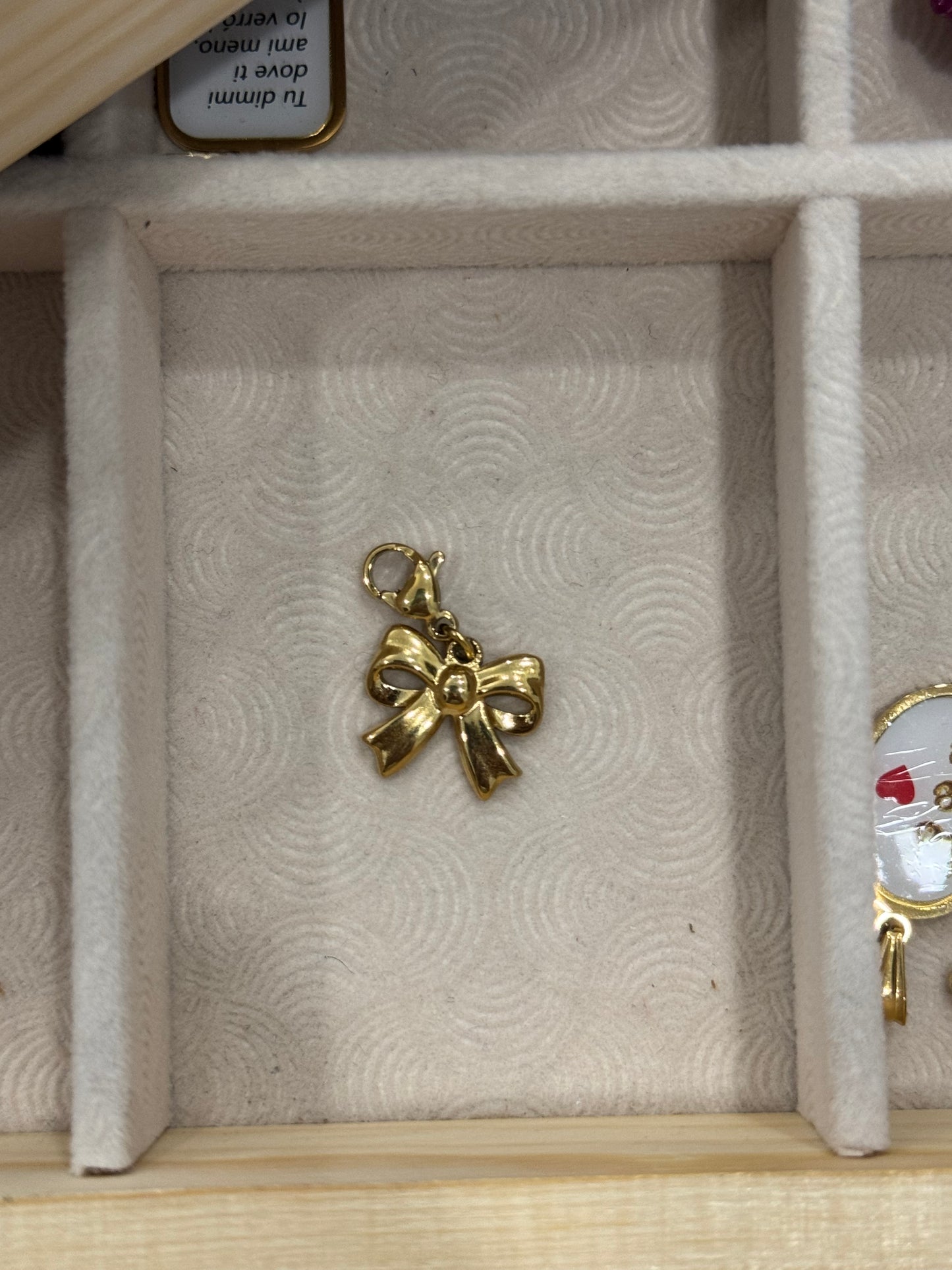 Charm fiocchetto