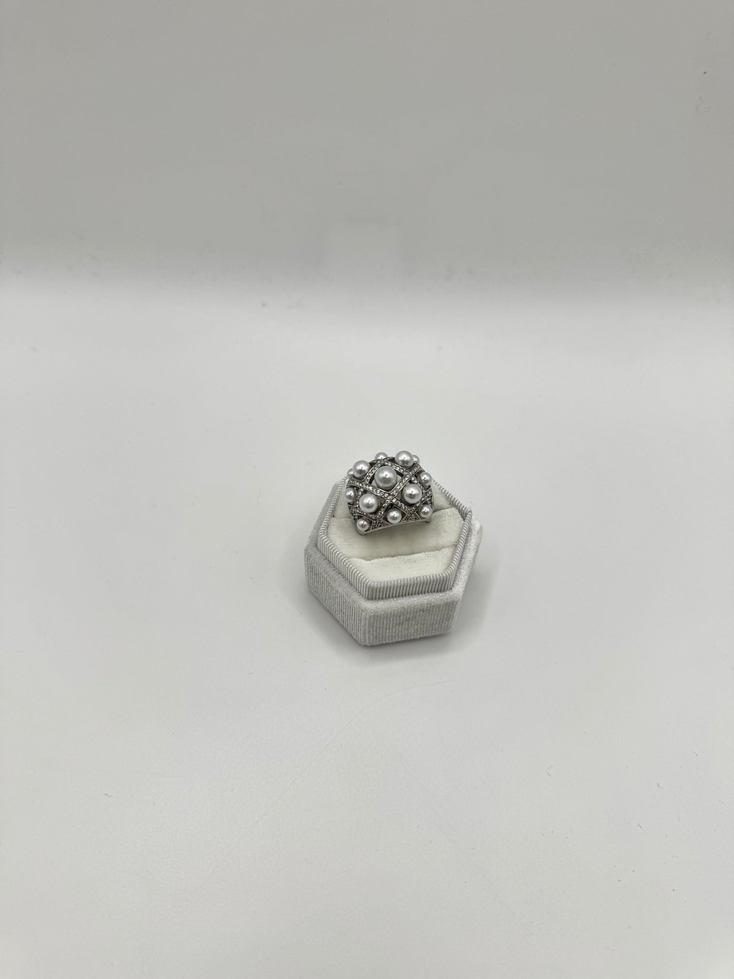 Anello cesto di perle