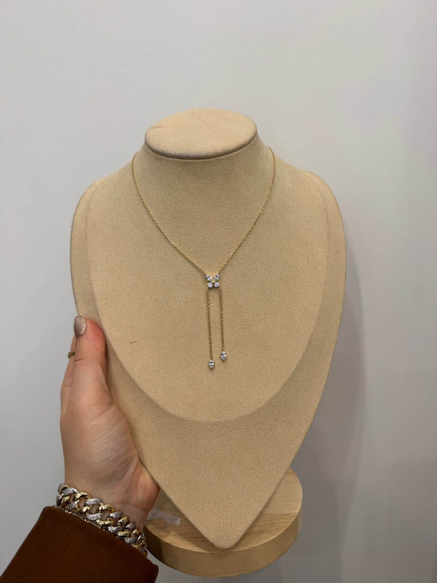 Collana y farfalla