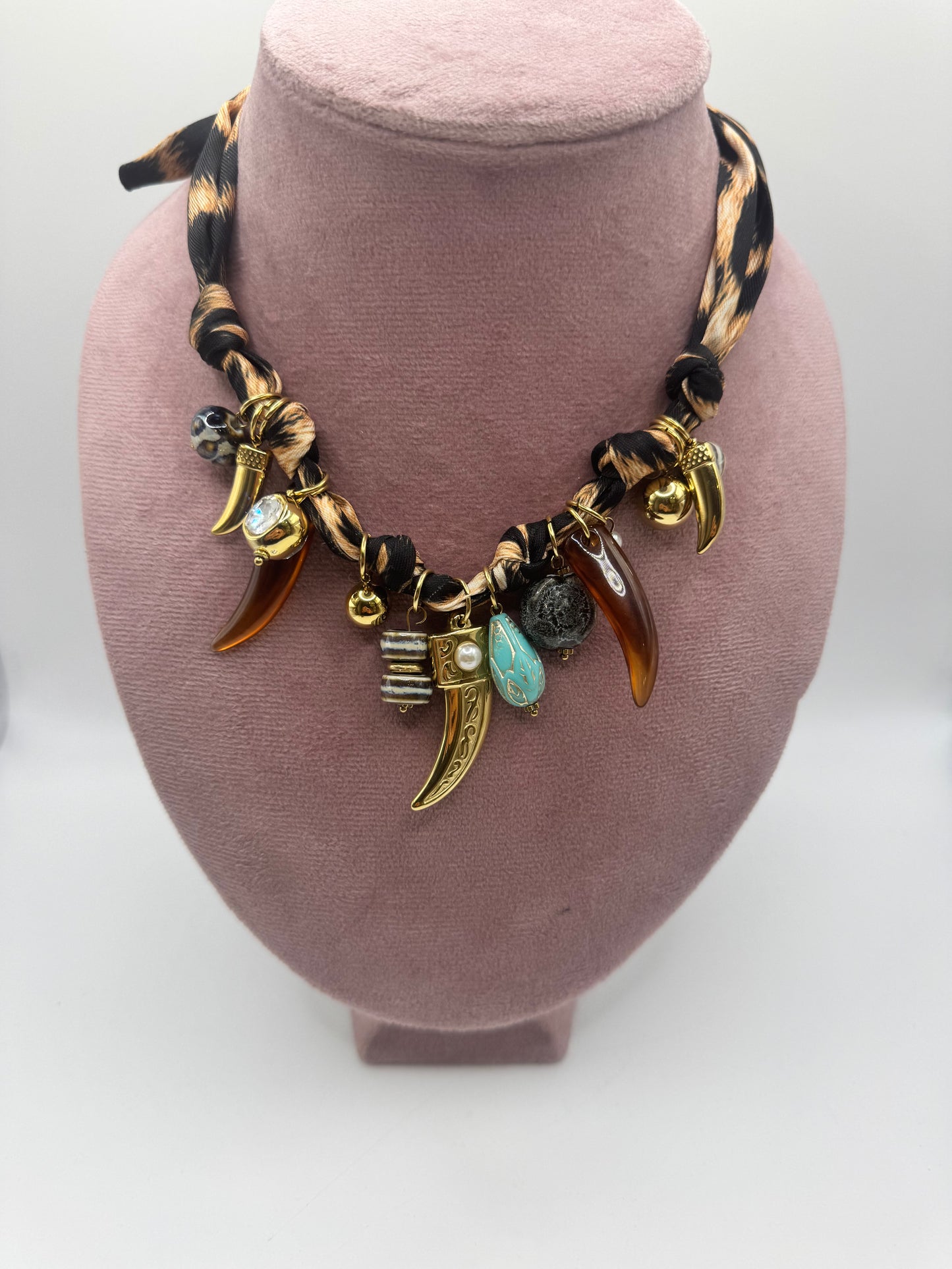 Collana corni tessuto maculato