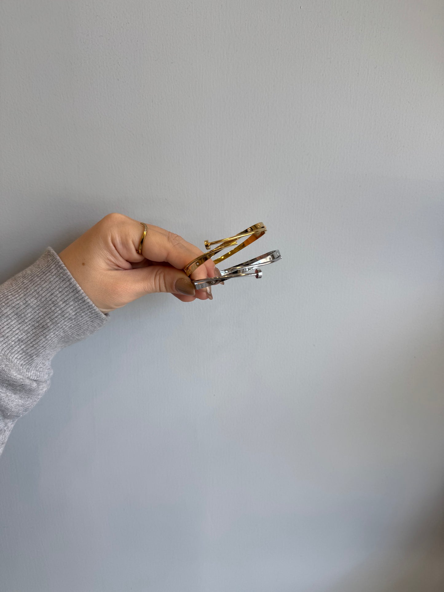 Bracciale rigido con chiodo