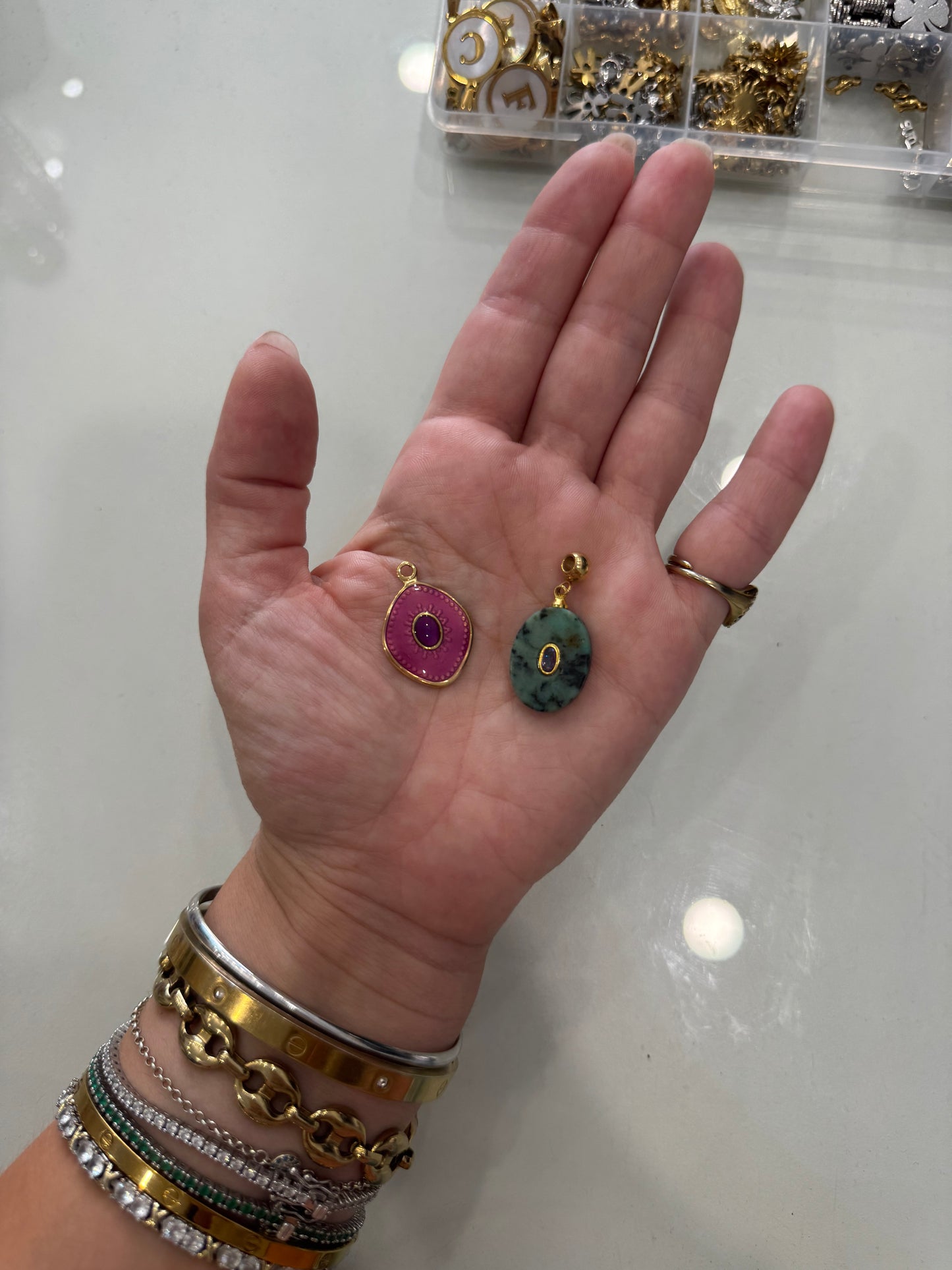 Charms pietra
