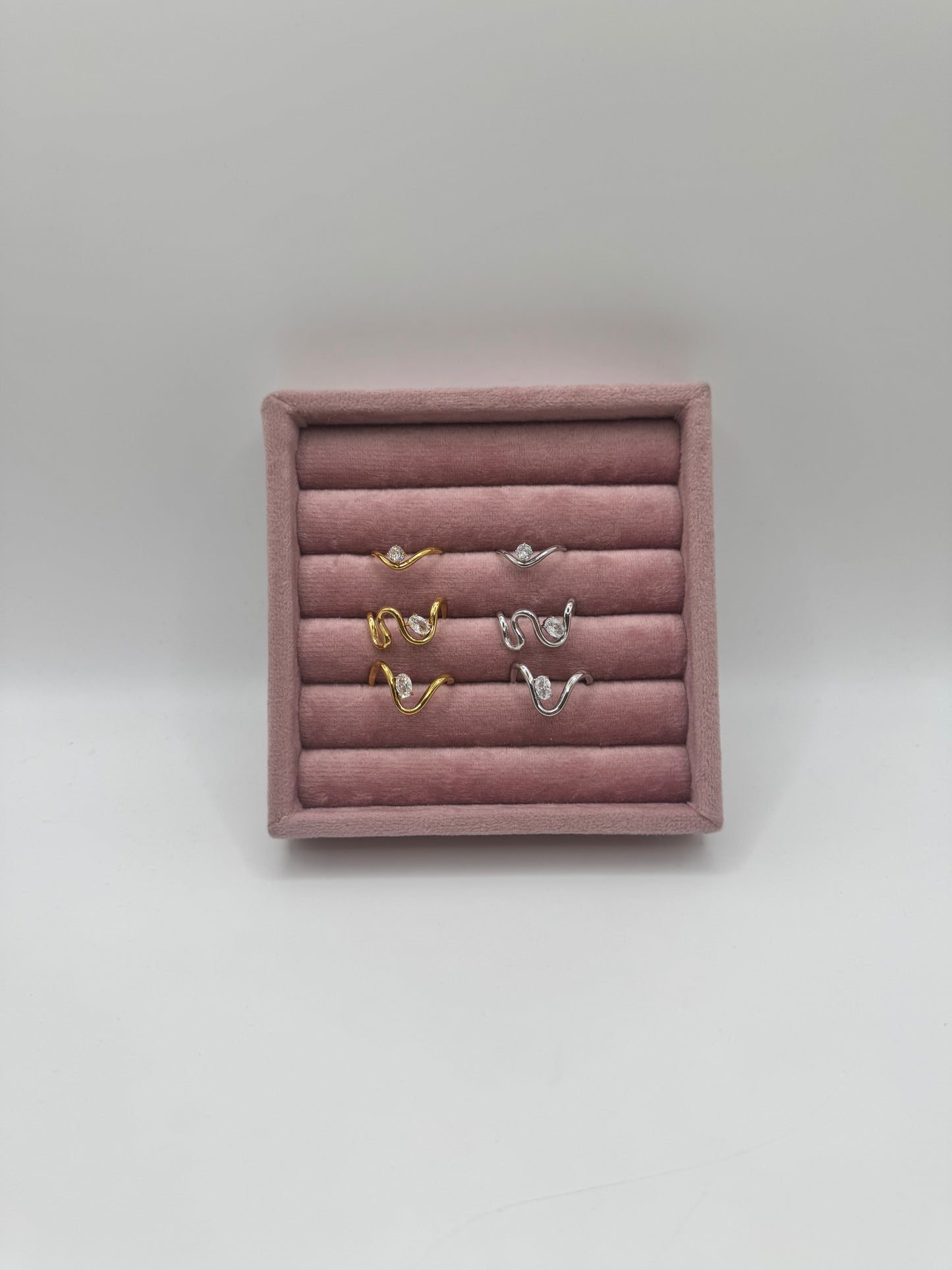 Anello onda con pietra