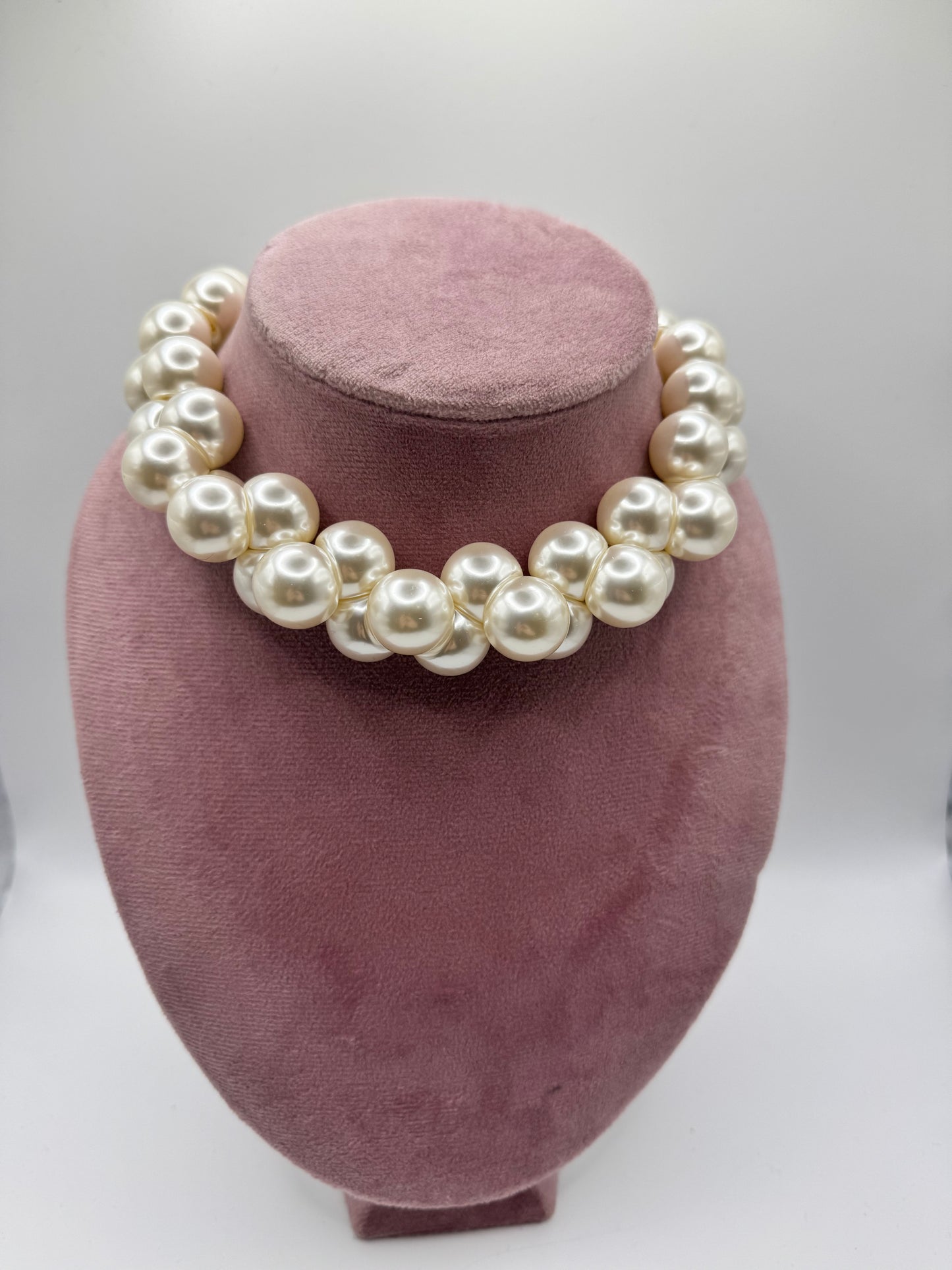 Chocker bubbles pearl
