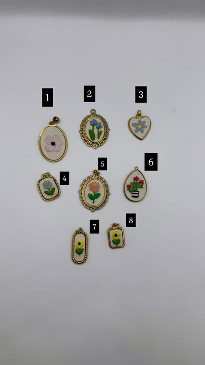 Charms ricamati