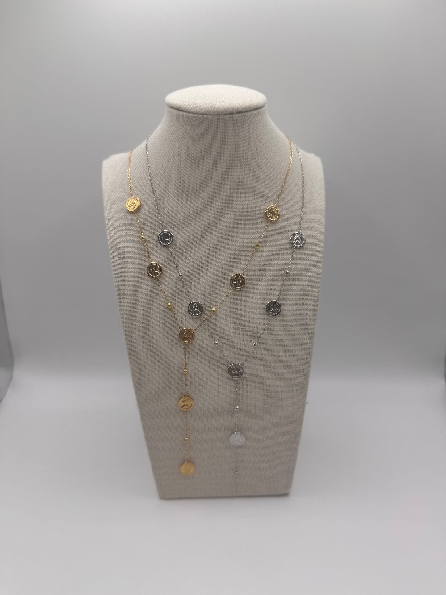 Collana y monete