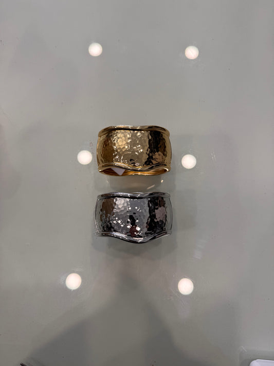 Bracciale ondulato martellato