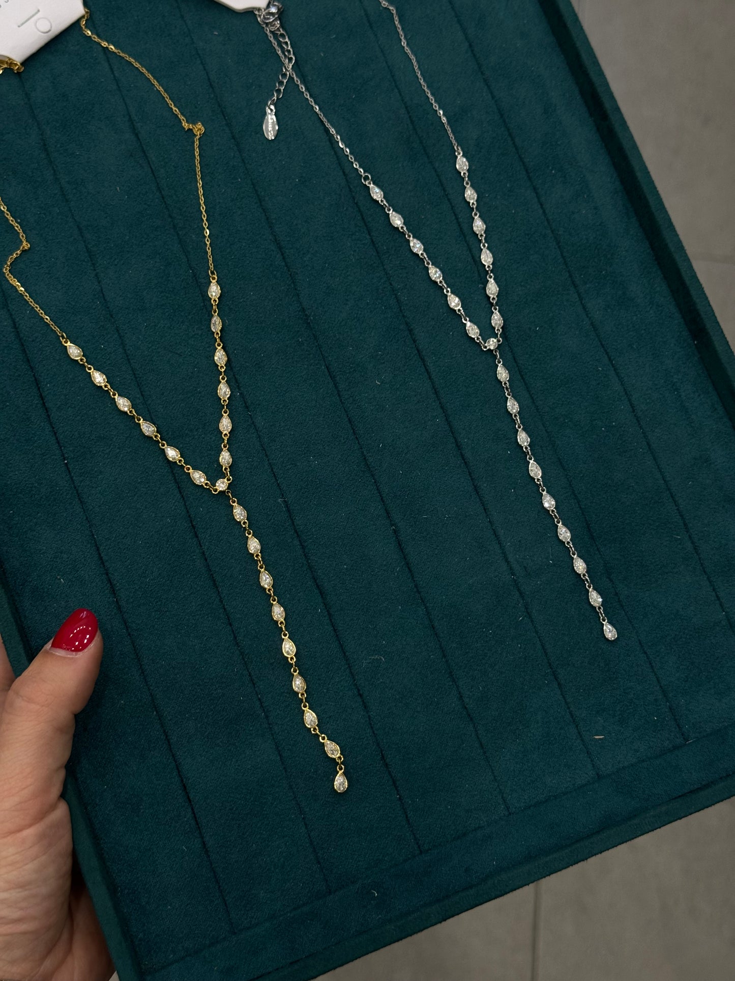 Collana y chicchi di luce