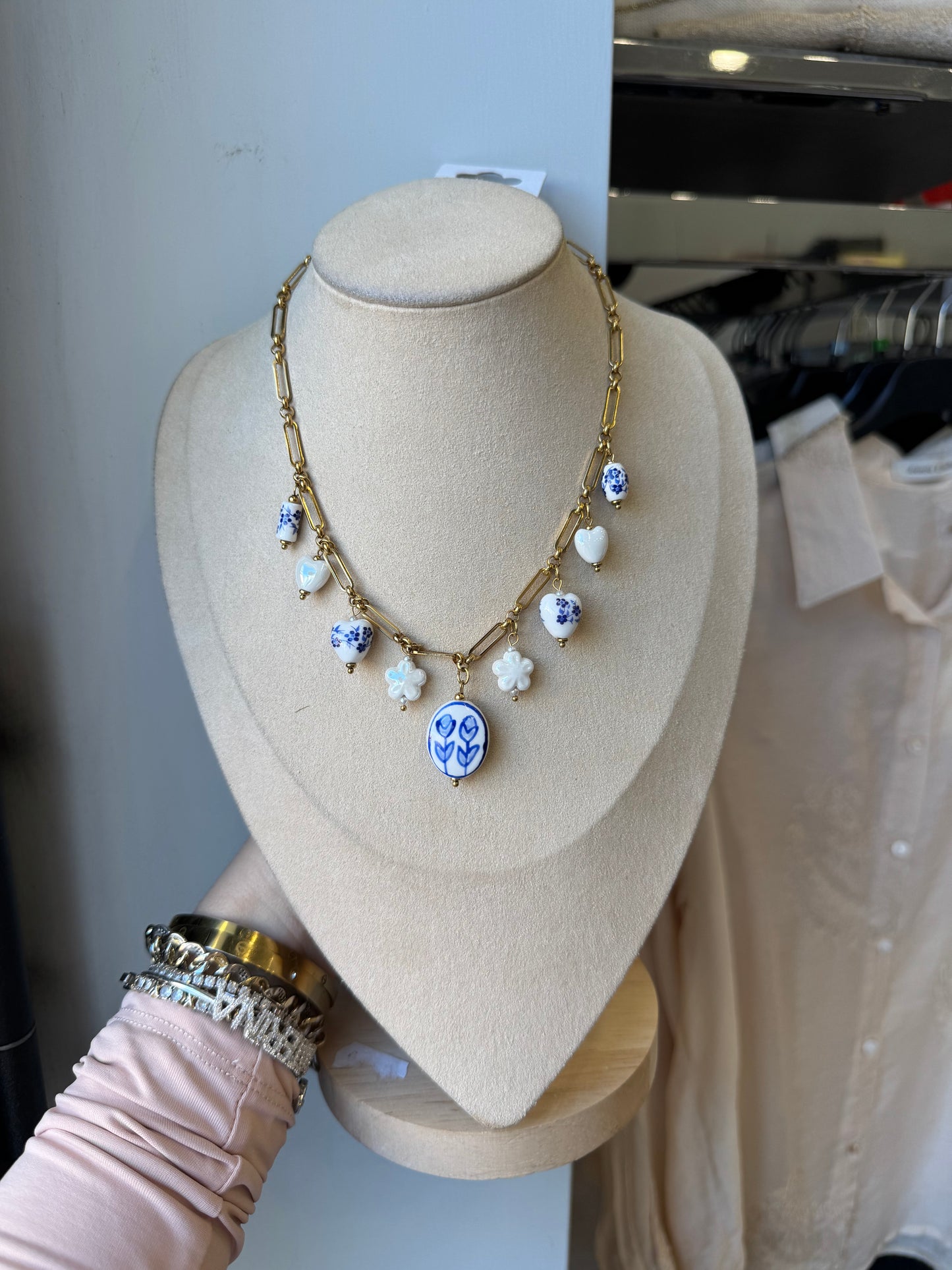 Collana charms bianco e blu