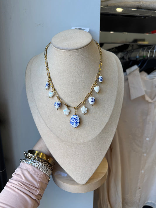 Collana charms bianco e blu