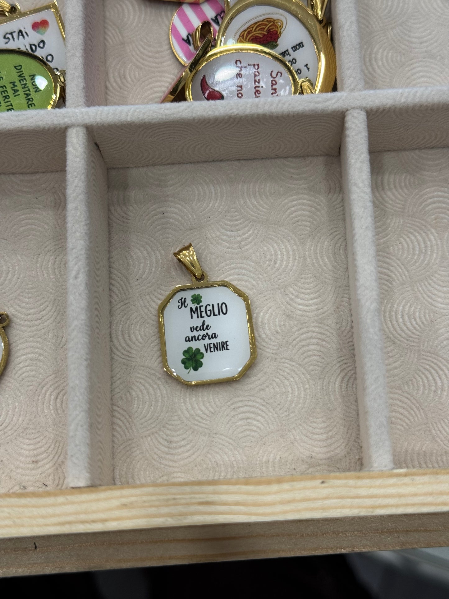 Charms frasi per collane