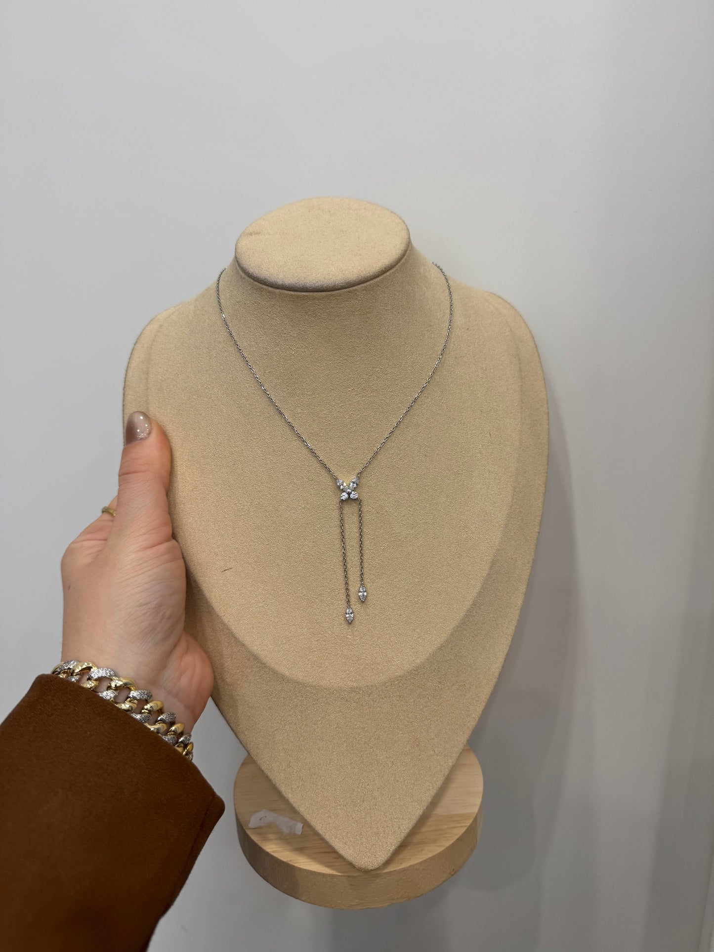 Collana y farfalla