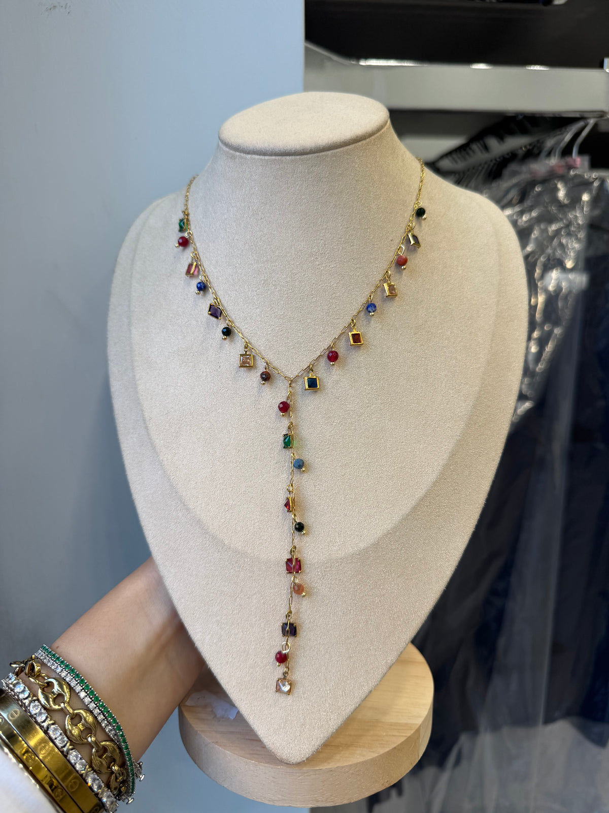 Collana y multicolor