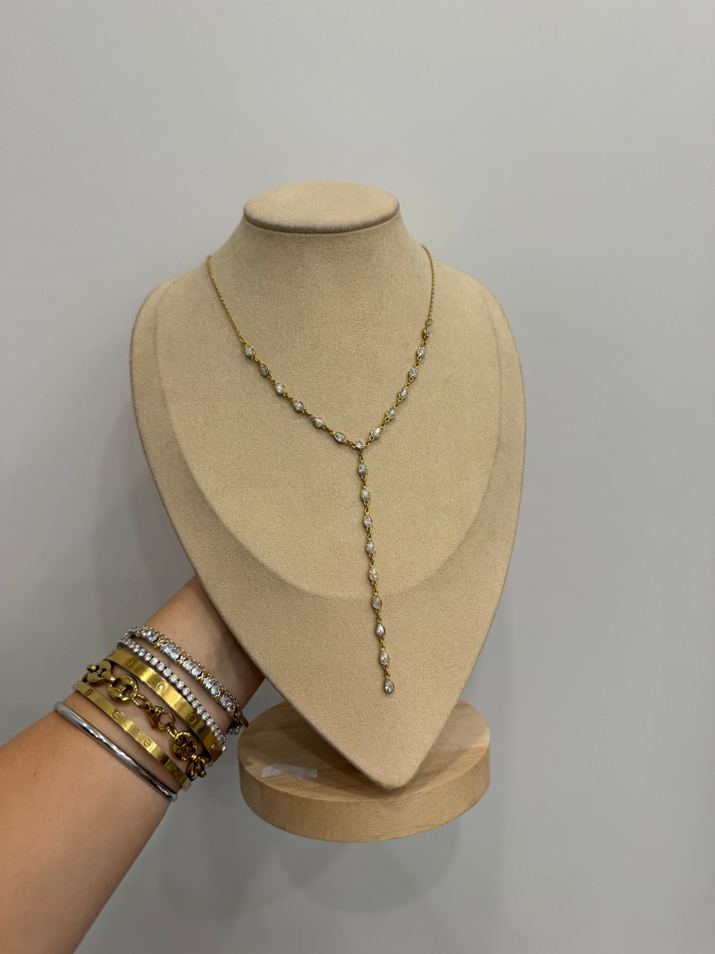 Collana y chicchi di luce
