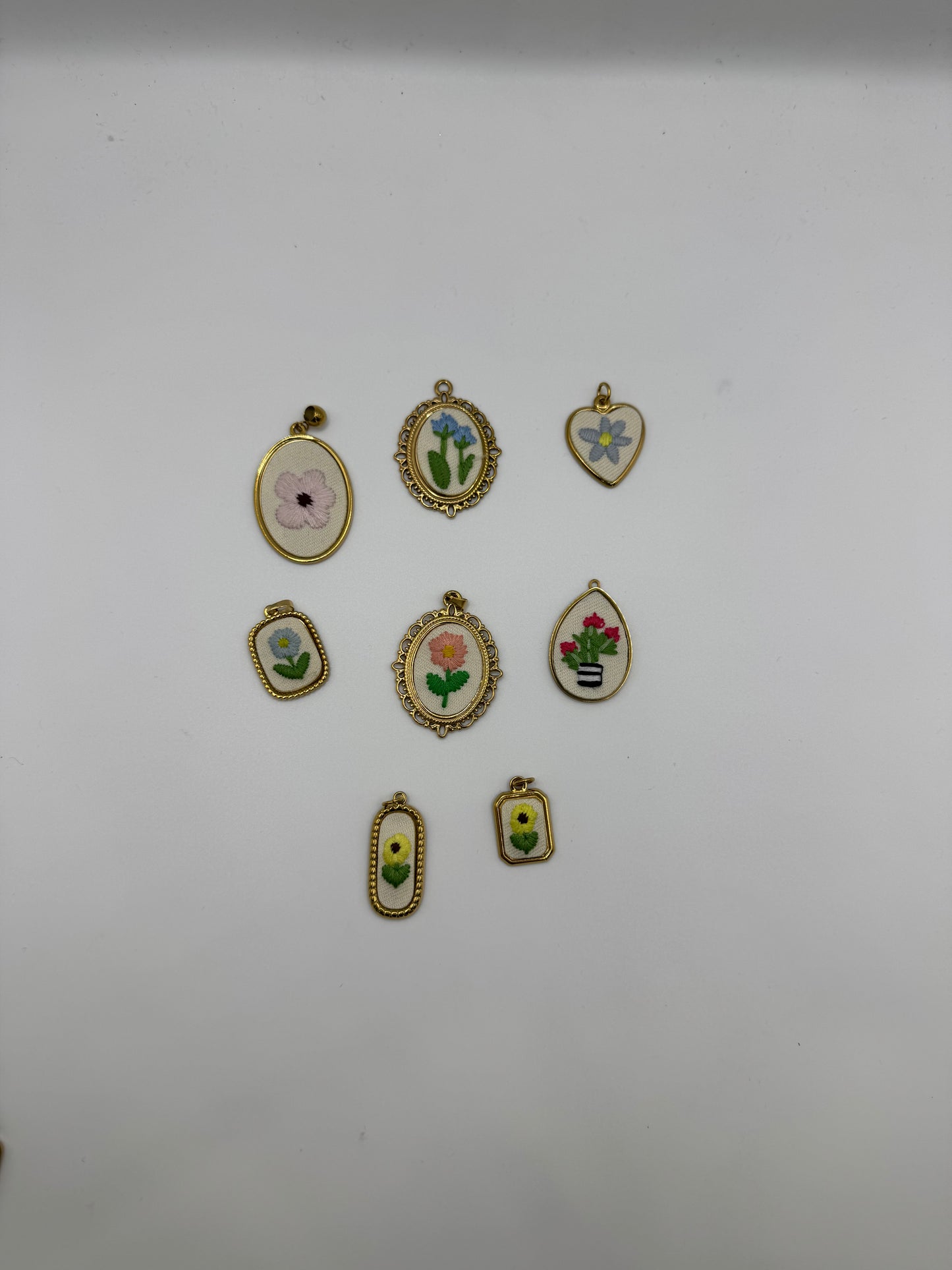 Charms ricamati