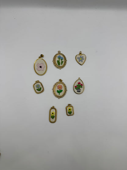 Charms ricamati