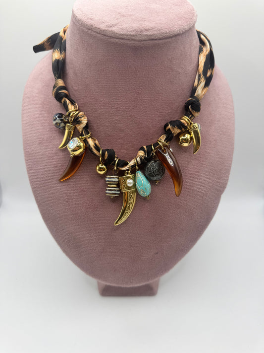 Collana corni tessuto maculato