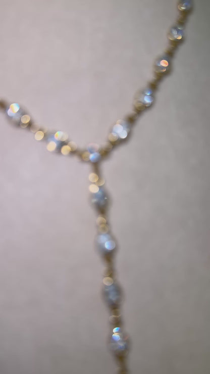 Collana y chicchi di luce